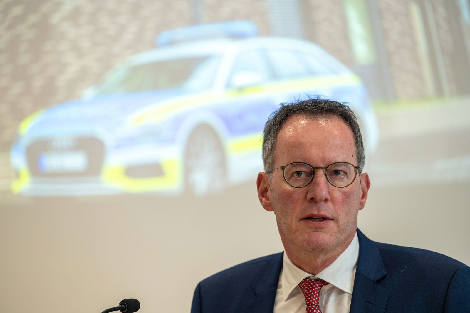 Eine gute digitale Ausstattung gibt den Polizeibeamten im Einsatz Klarheit und Orientierung, betont Innenminister Michael Ebling (SPD). (Archivbild)