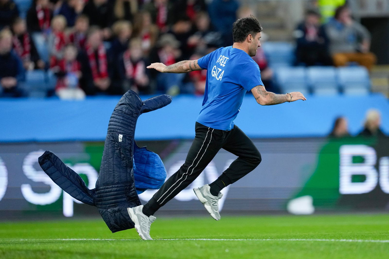 Dieser Mann sorgte für eine kurze Spielunterbrechung.