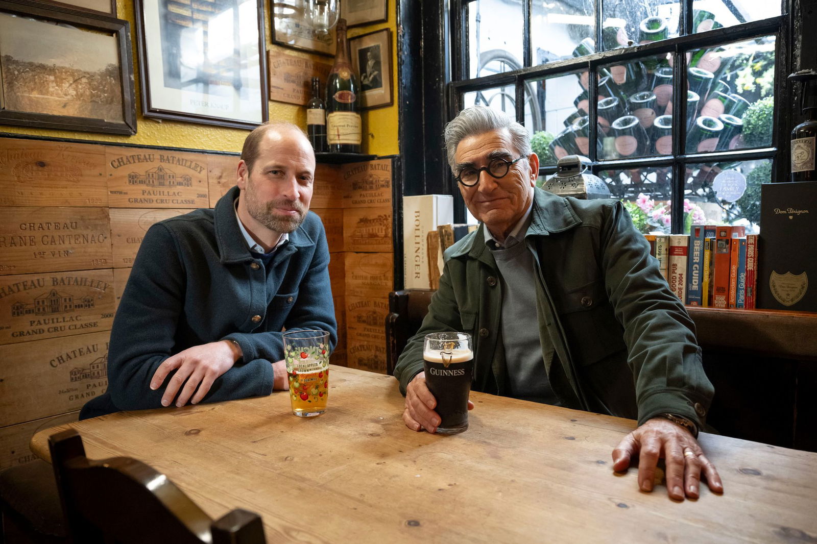Eugene Levy (r) und Prinz William in einer Folge der Reise-Serie «Urlaub wider Willen mit Eugene Levy».