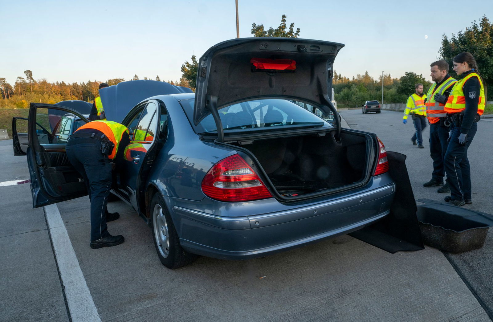Auf einem Rastplatz wird ein Auto kontrolliert. 