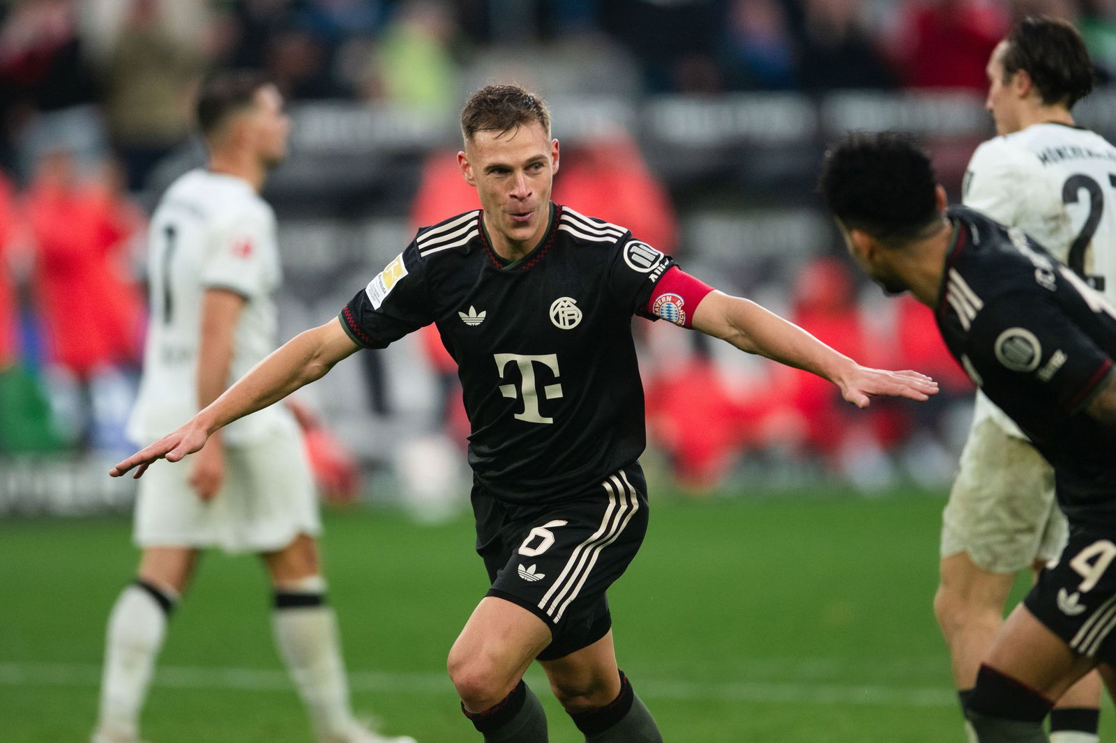 Bayerns Joshua Kimmich jubelt über sein Führungstor in Mönchengladbach.