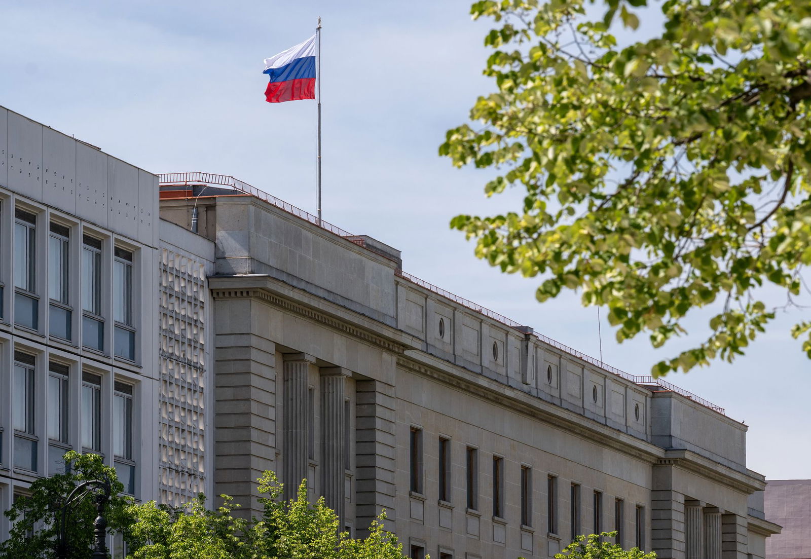 Das Personal der russischen Botschaft in Berlin wird künftig nicht mehr einfach so in andere EU-Staaten reisen dürfen. (Archivbild)