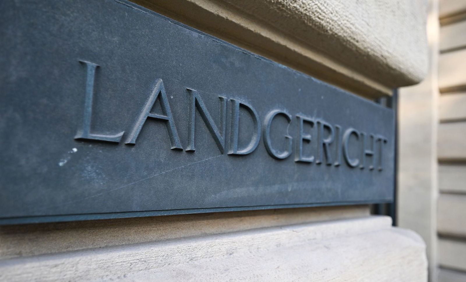 Am Landgericht Karlsruhe ging der Prozess gegen drei Mitarbeiter des KSC-Fanprojekts weiter. (Archivbild)