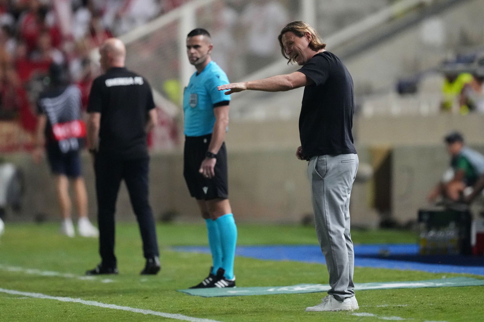 Mainz-Trainer Bo Henriksen muss beim Hamburger SV auf Stammkeeper Robin Zentner verzichten.