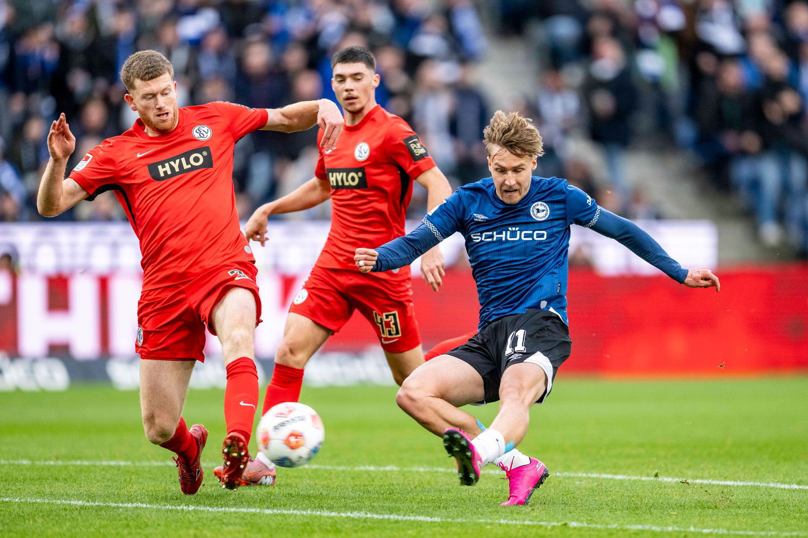 Joel Grodowski (r) erzielte den Führungstreffer für Armninia Bielefeld.