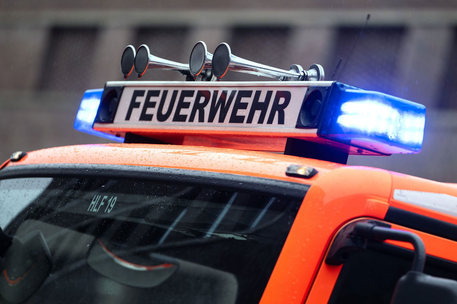 Bei einem Brand in einem Stuttgarter Mehrfamilienhaus waren mehr als 100 Einsatzkräfte im Einsatz. Nun ist ein mutmaßlicher Brandstifter festgenommen worden. (Symbolbild)