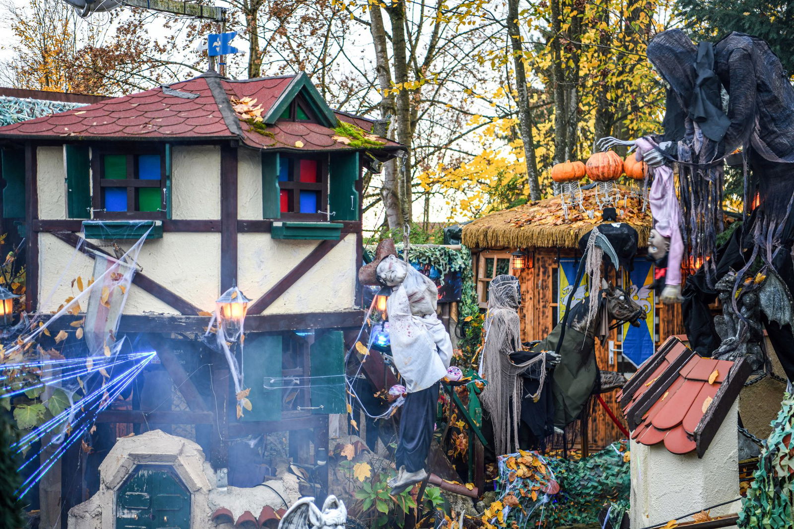 Nebelschwaden, Skelette und Spinnenweben – das Halloween-Haus der Familie König verwandelt sich jedes Jahr in eine eigene kleine Fantasywelt.