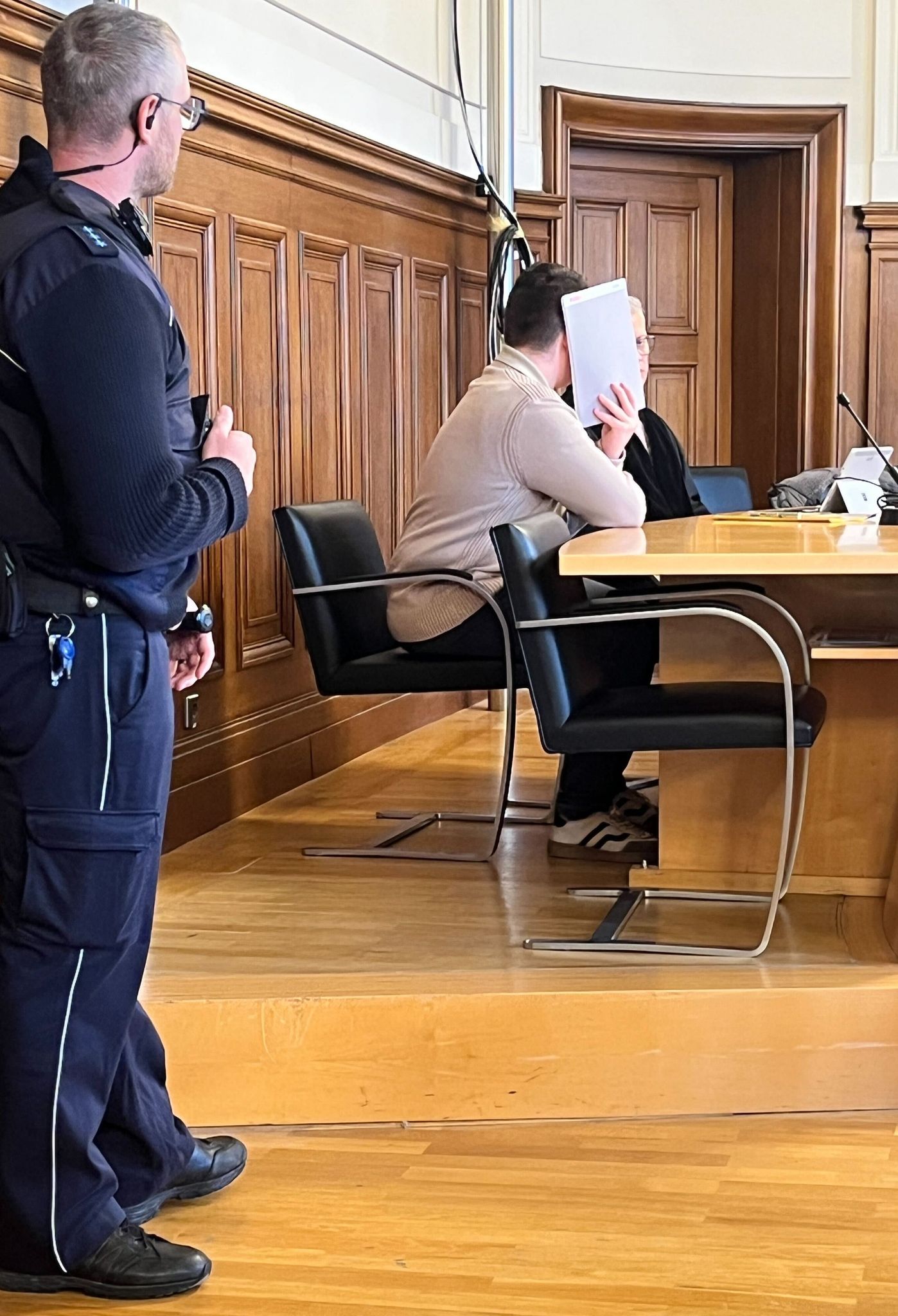 Der Mord-Prozess gegen den Sohn der Frau dauert voraussichtlich mehrere Verhandlungstage.