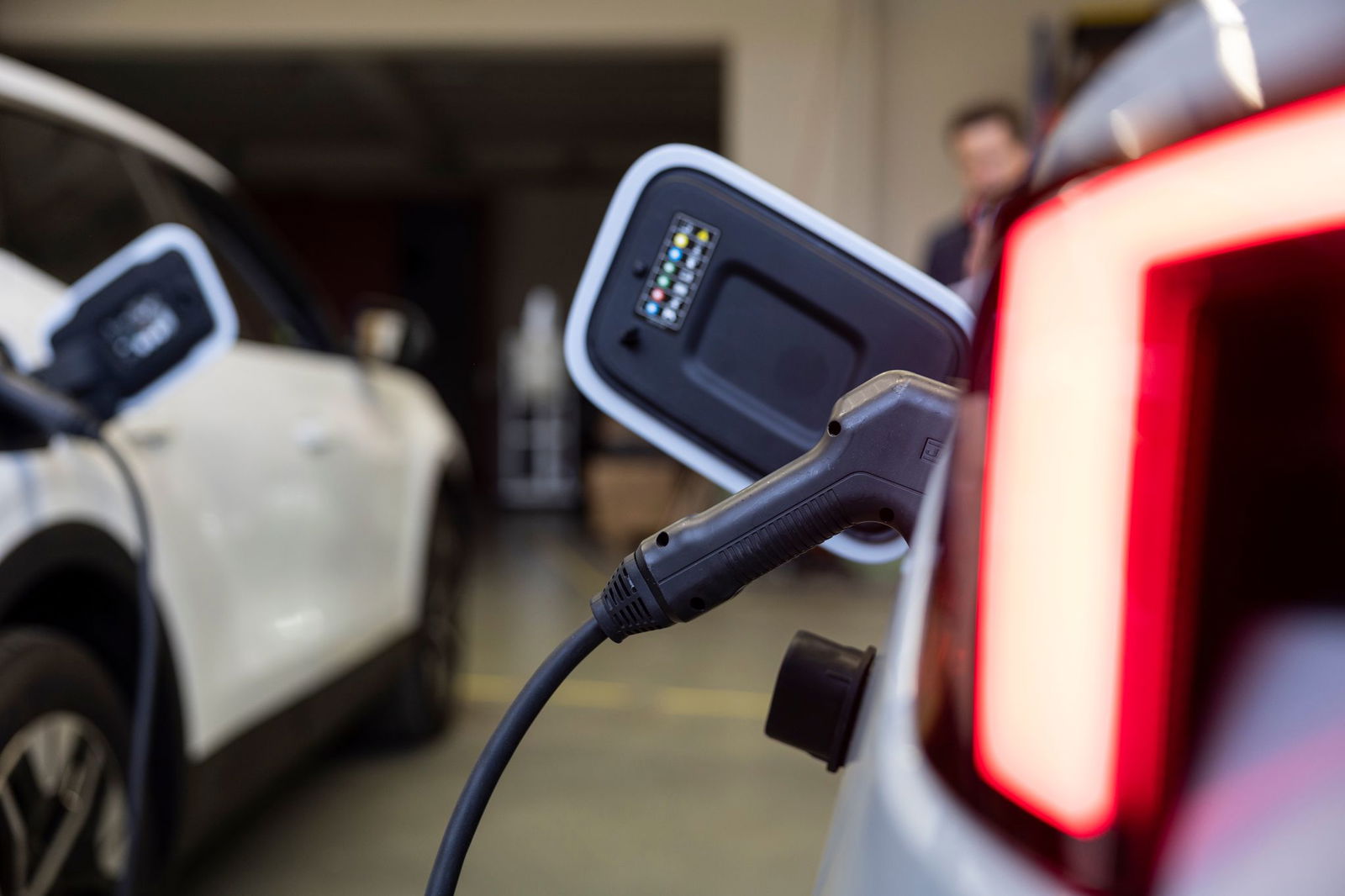 Strom fürs Auto und für den Haushalt - das ist mit bidirektionalem Laden möglich. 