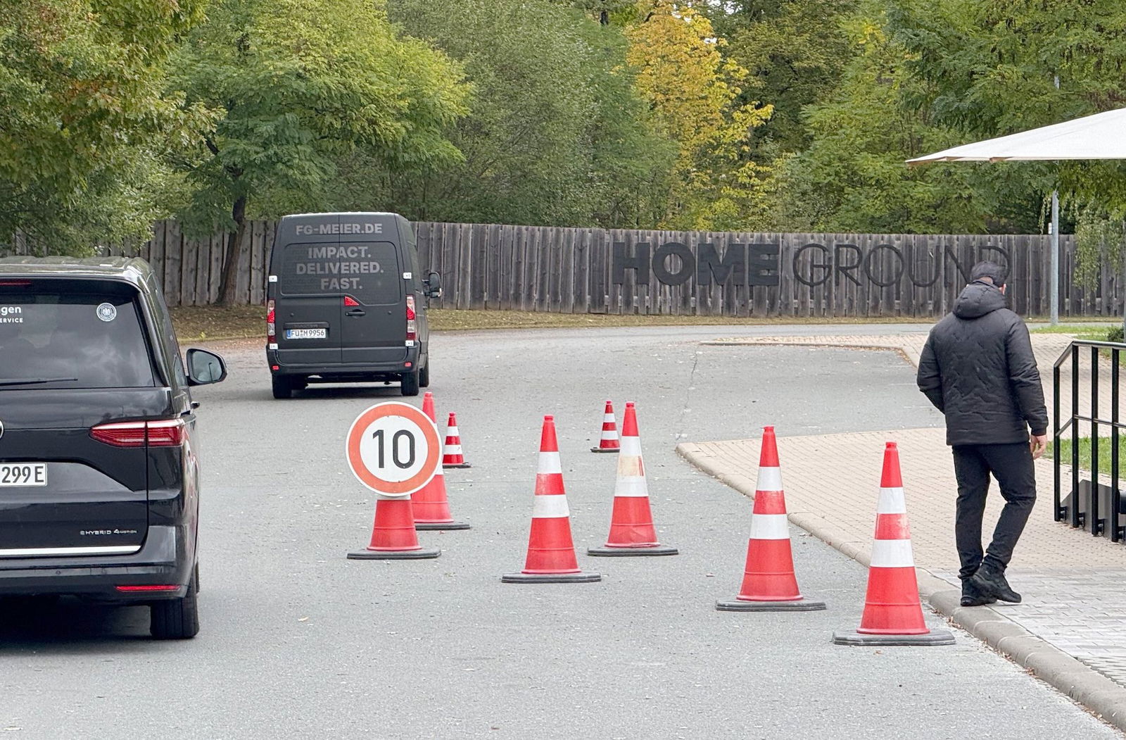 Treffpunkt Franken: Der erkrankte Nick Woltemade saß in keinem der Kleinbusse, die in Herzogenaurach vorfuhren. 