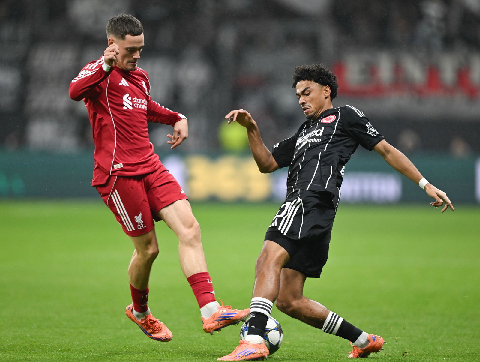 Spielte sich selbst aus und Eintracht Frankfurt um Nathaniel Brown (r) noch tiefer in die Krise: Liverpools Florian Wirtz (l).