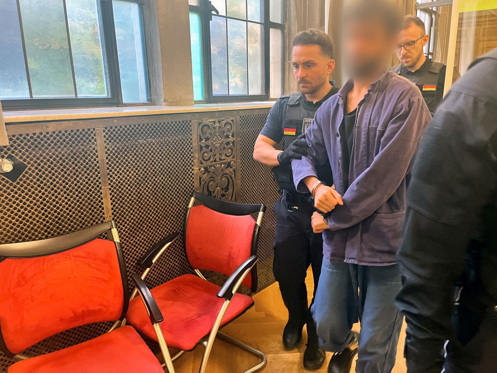 Der Angeklagte in einen Verhandlungssaal des Landgerichts Tübingen. (Archivbild)