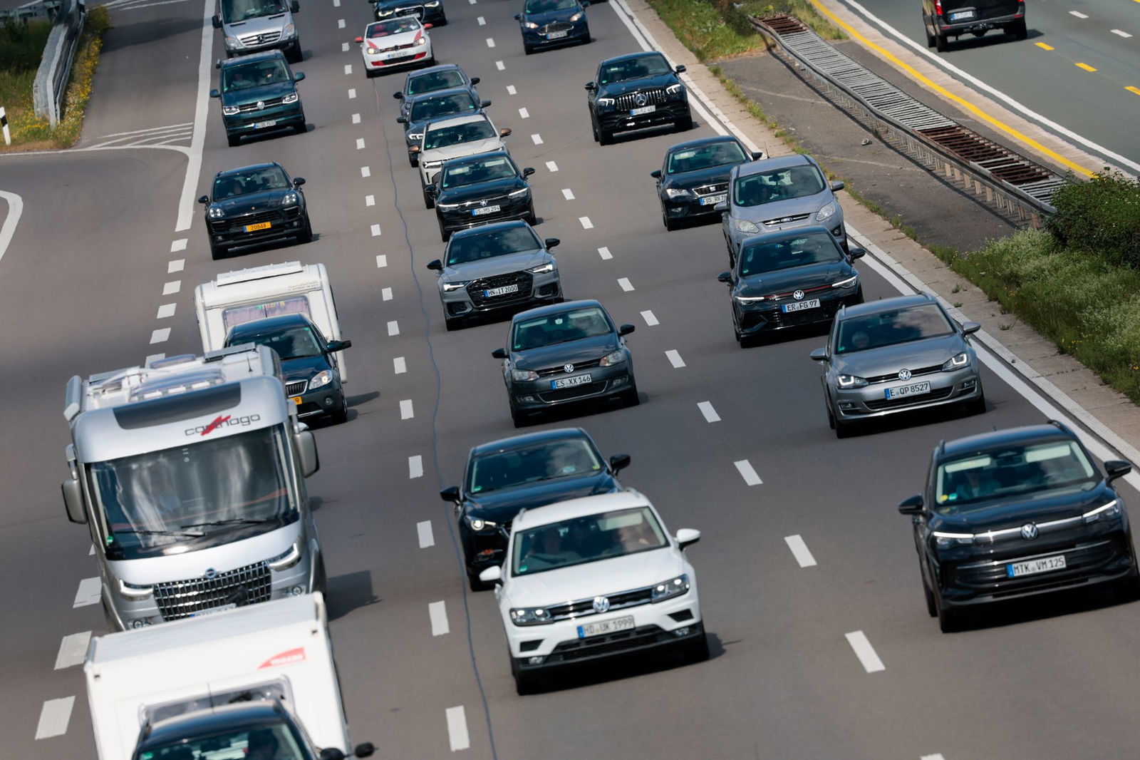 Reisende sollten ihre Fahrten zum Beginn der Herbstferien möglichst außerhalb der Verkehrsspitzen planen, um einen Stau zu vermeiden. (Symbolbild)