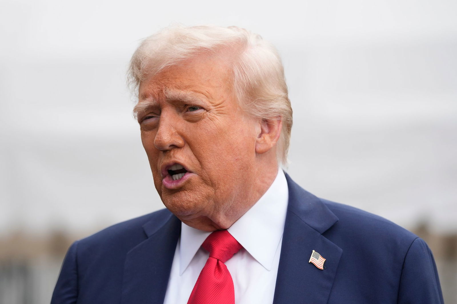 US-Präsident Trump hat Israel aufgefordert, die Bombardierung des Gazastreifens einzustellen.