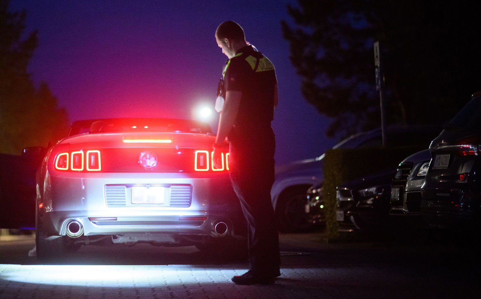 Als die Polizei das Treffen auflösen will, eskaliert die Lage. (Symbolbild)