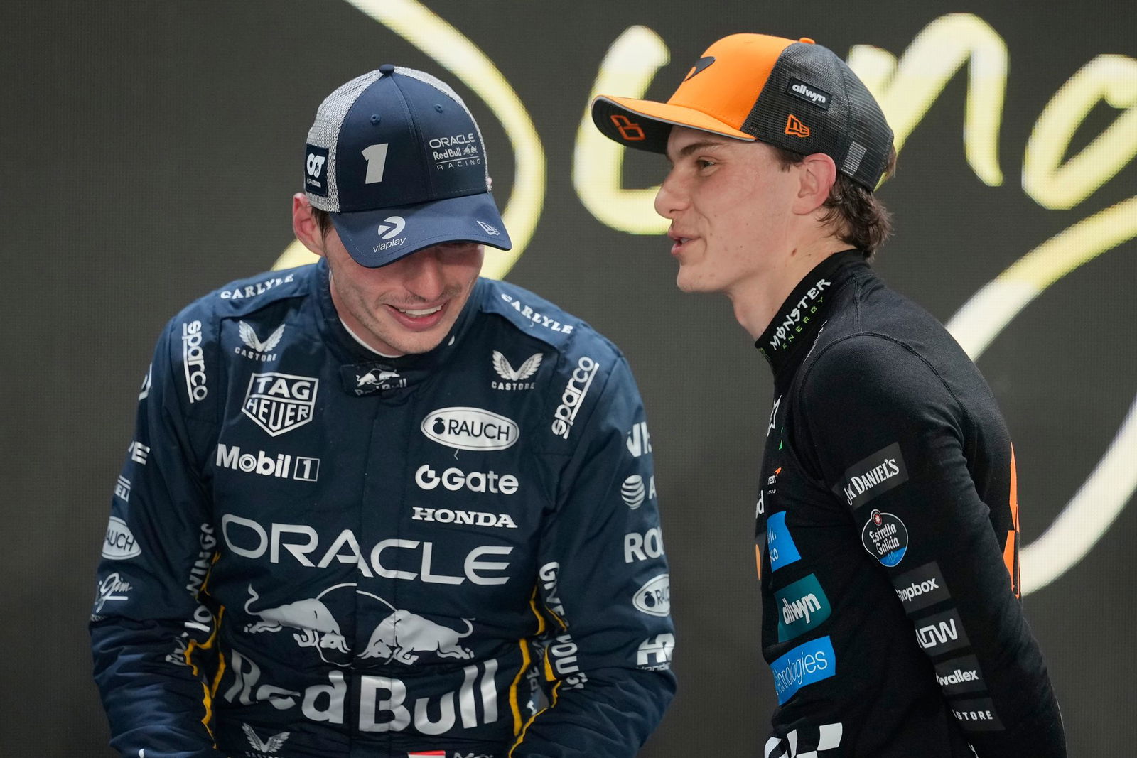 Wird für WM-Spitzenreiter Oscar Piastri (r) Titelverteidiger Max Verstappen noch zur Gefahr?