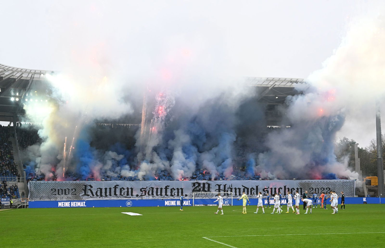 Diese Pyro-Aktion von Fans des Karlsruher SC im November 2022 hatte ein juristisches Nachspiel.
