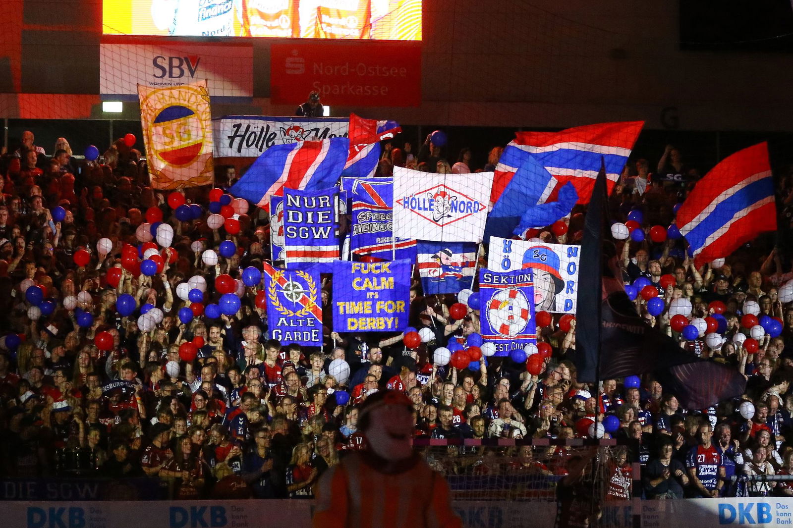 Flensburgs Fans feiern vor dem Spielbeginn.