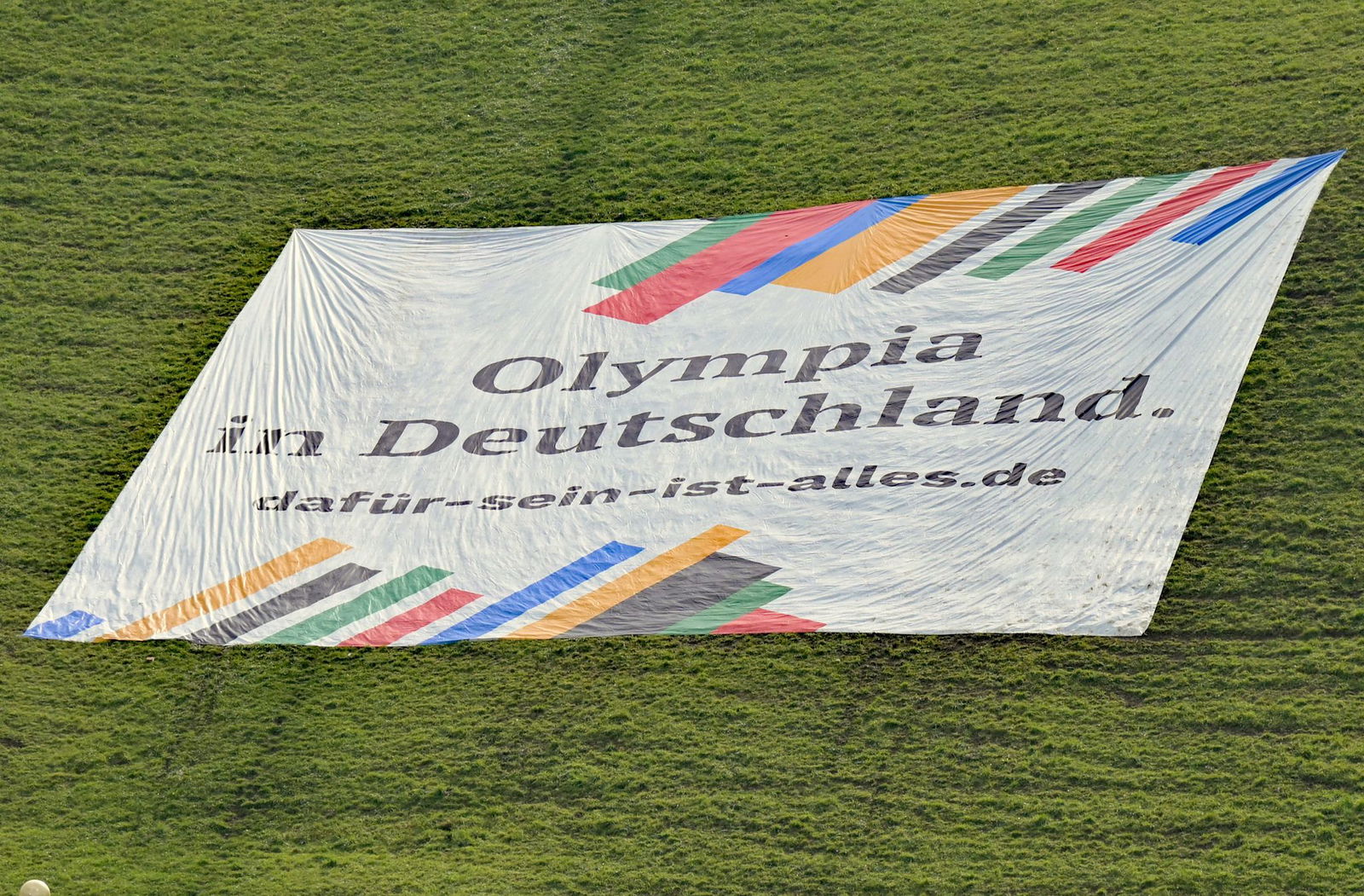 Mit einem großen Bann auf dem Olympiaberg wird für eine Münchner Sommerspiel-Bewerbung geworben. (Archivfoto)
