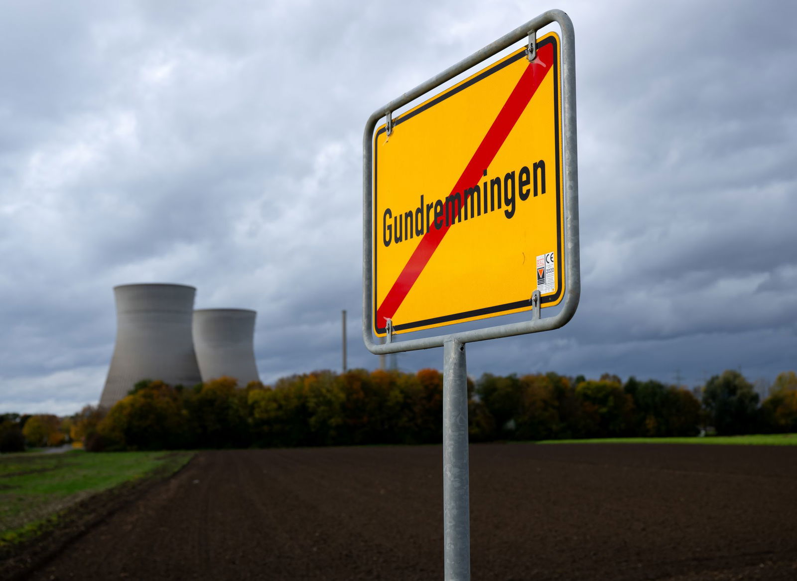 Die beiden Kühltürme des früheren Kernkraftwerks Gundremmingen sollen am Samstag genau um 12.00 Uhr gesprengt werden. (Archivbild)