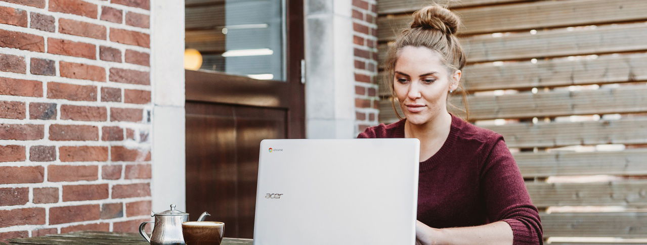 frau draußen laptop