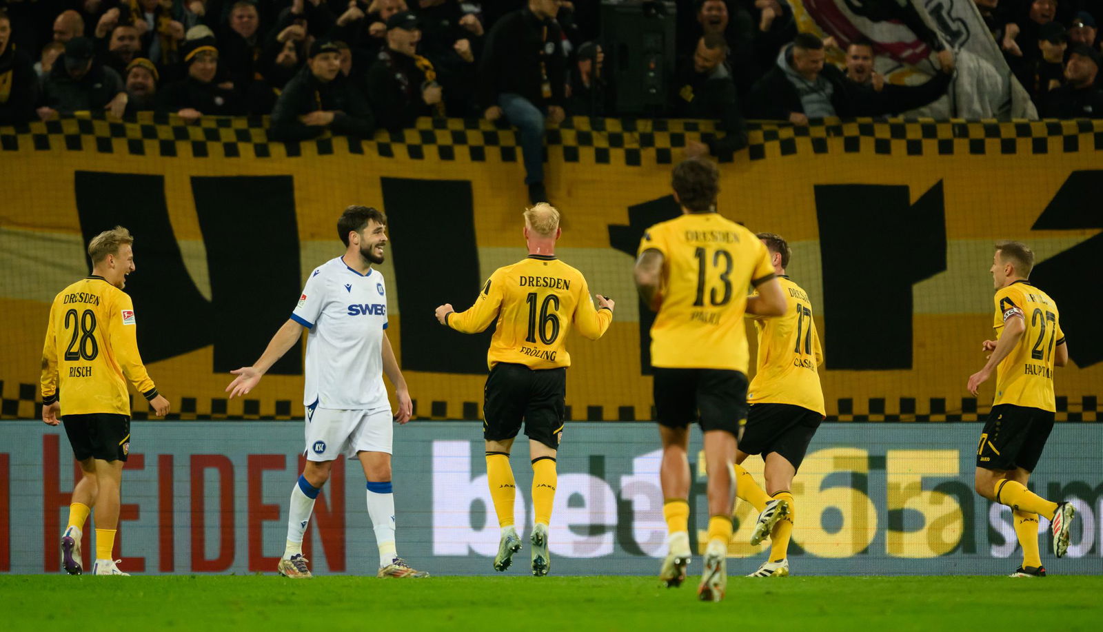  Der Dresdner Nils Fröling jubelt nach seinem Tor zum 1:0.