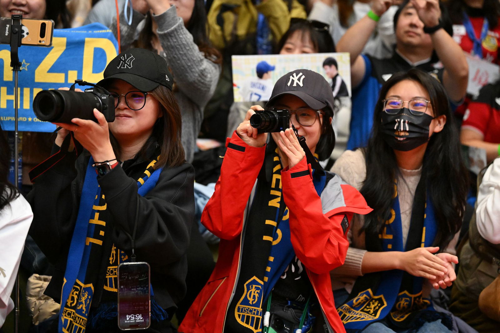 Chinesische Tischtennis-Fans beim Spitzenspiel der deutschen Bundesliga in Bremen.