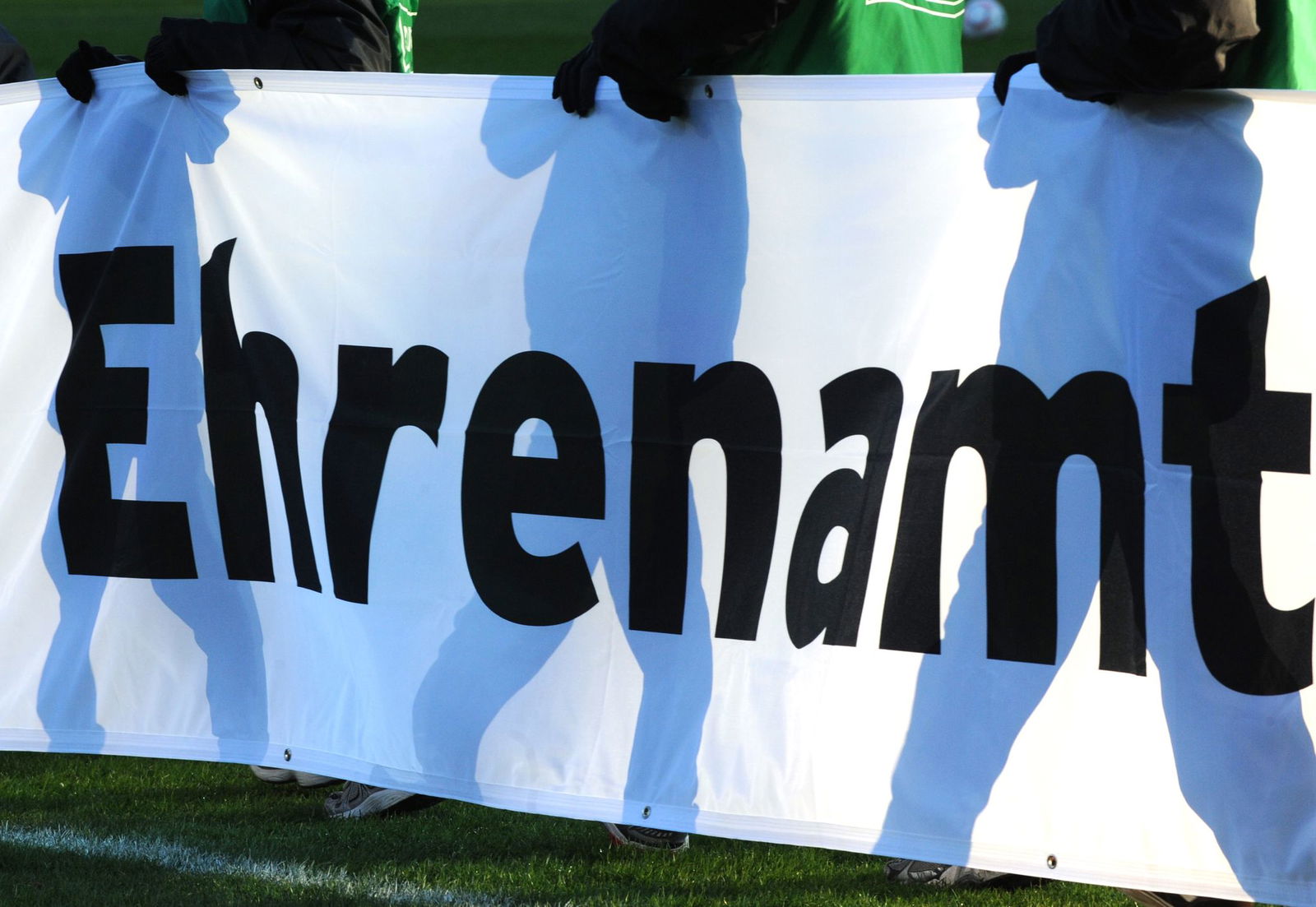 Ohne das Ehrenamt ginge an vielen Stellen nichts. Um engagierten Menschen etwas zurückzugeben, gibt es in Rheinland-Pfalz die Ehrenamtskarte mit Vergünstigungen. (Symbolfoto)