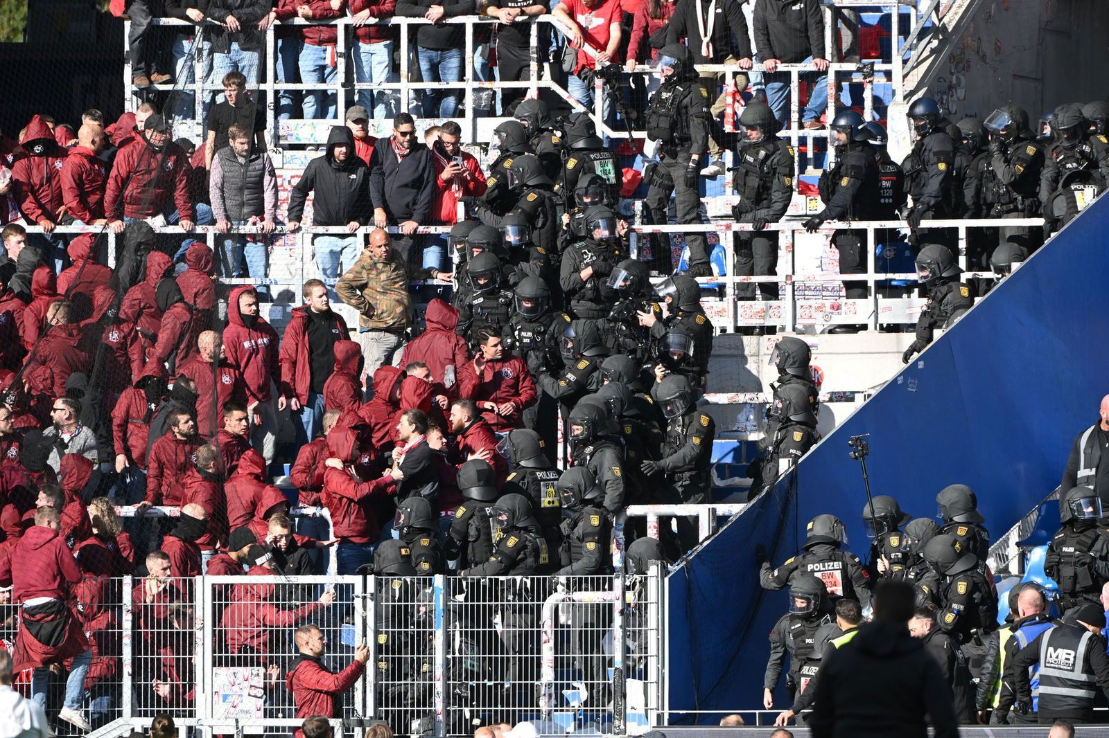 Die Polizei musste die aggressive Stimmung zwischen den Fan-Lagern beruhigen.