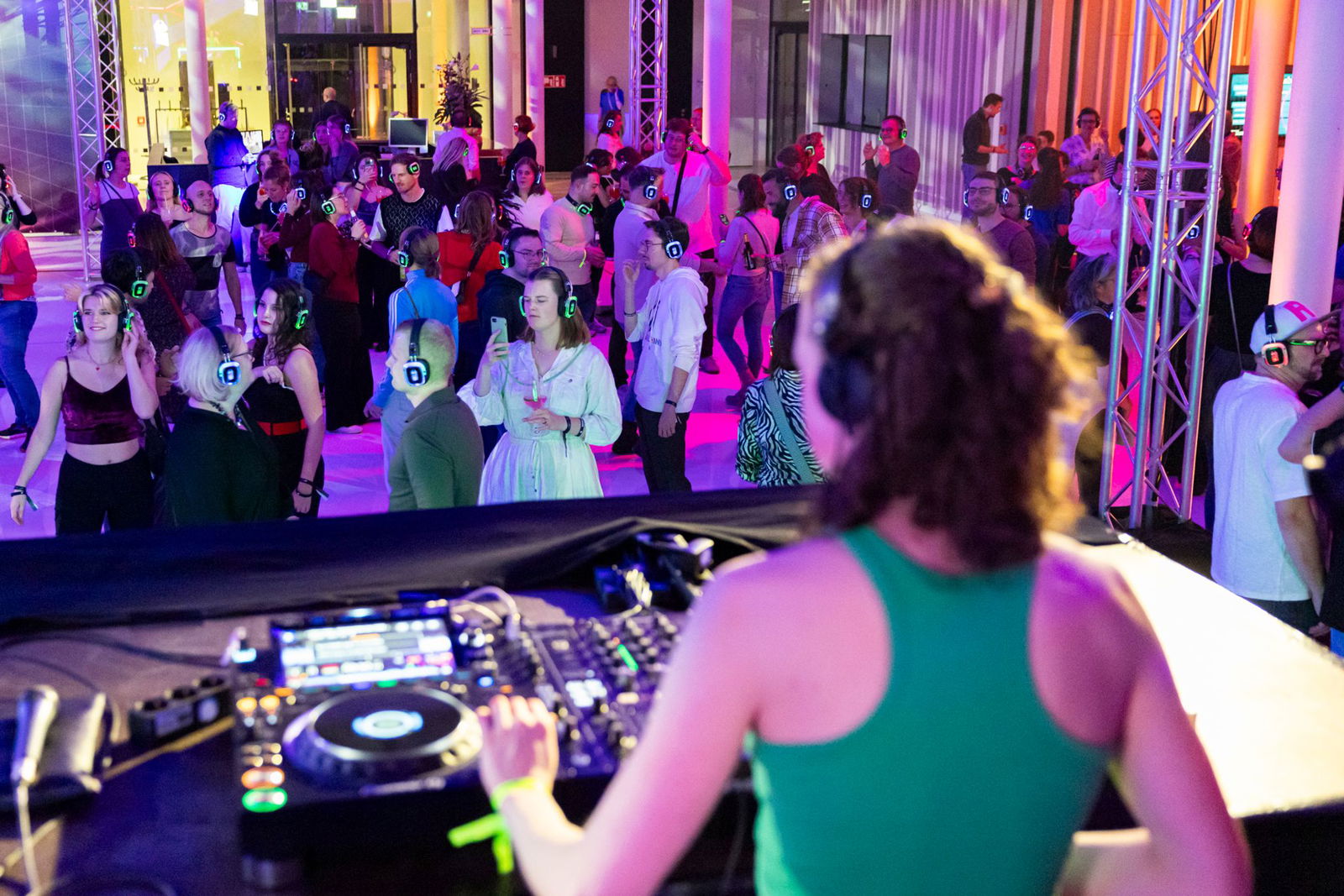 Hunderte Partygäste haben in Niedersachsens Landtag gefeiert. 