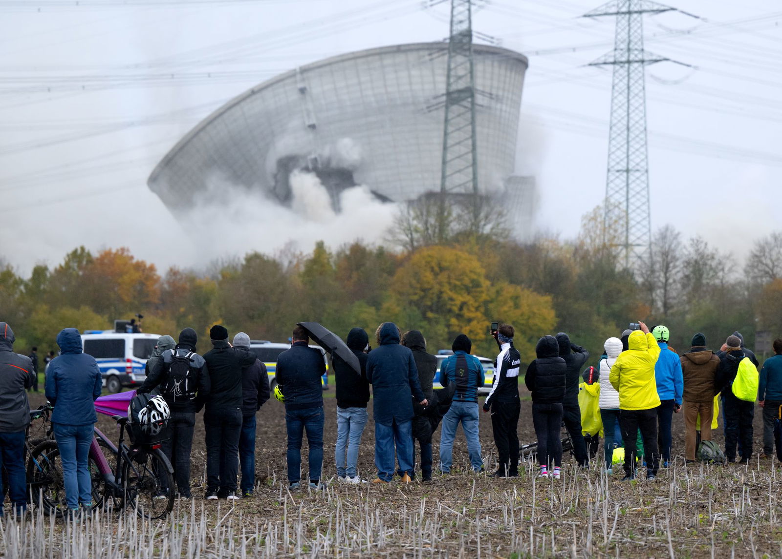 Der zweite Kühlturm des stillgelegten Kernkraftwerkes Gundremmingen stürzt nach der Sprengung zusammen.