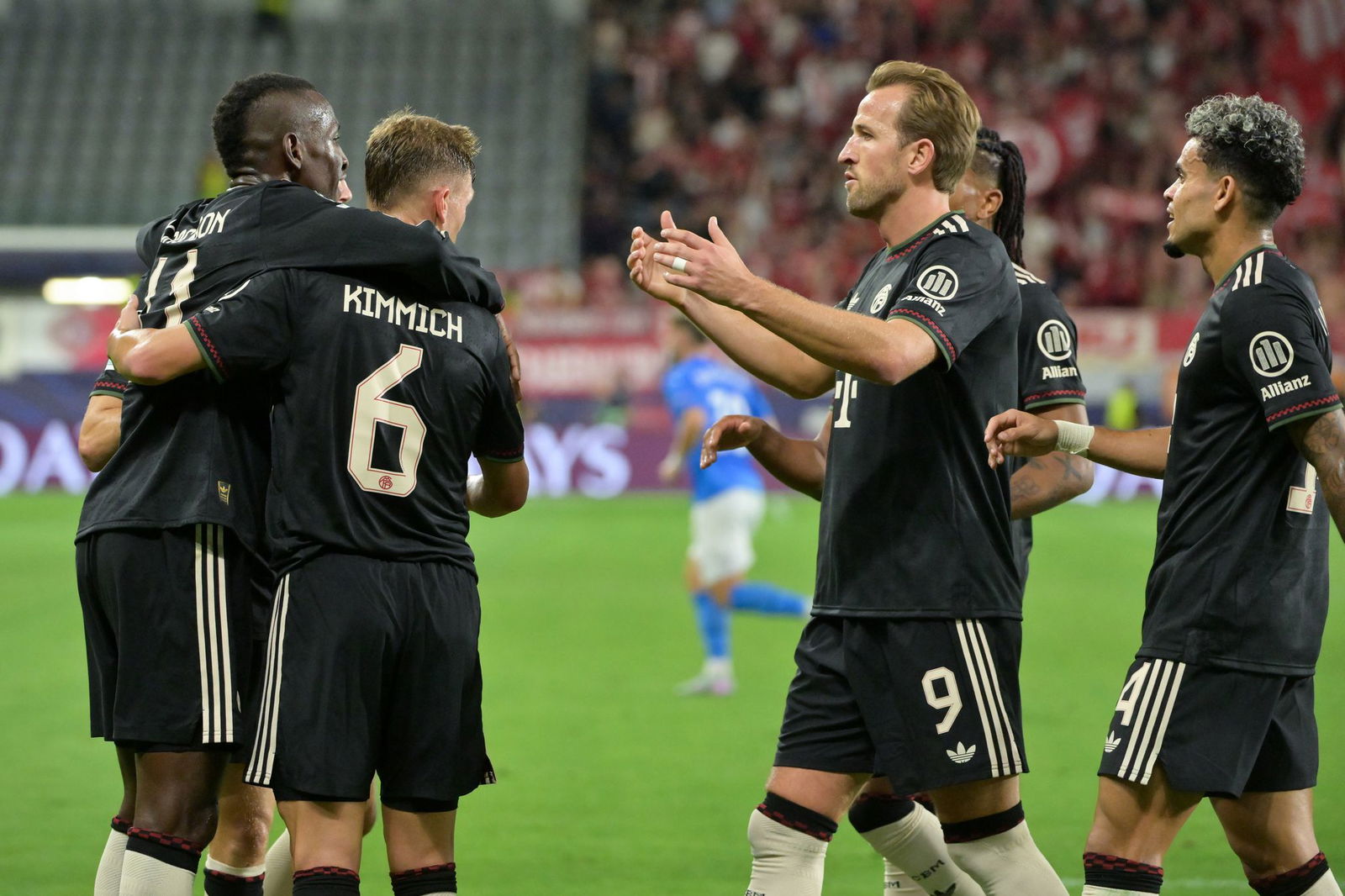 Auch Harry Kane (M) gratuliert Nicolas Jackson (l) zu seinem Premierentreffer. 