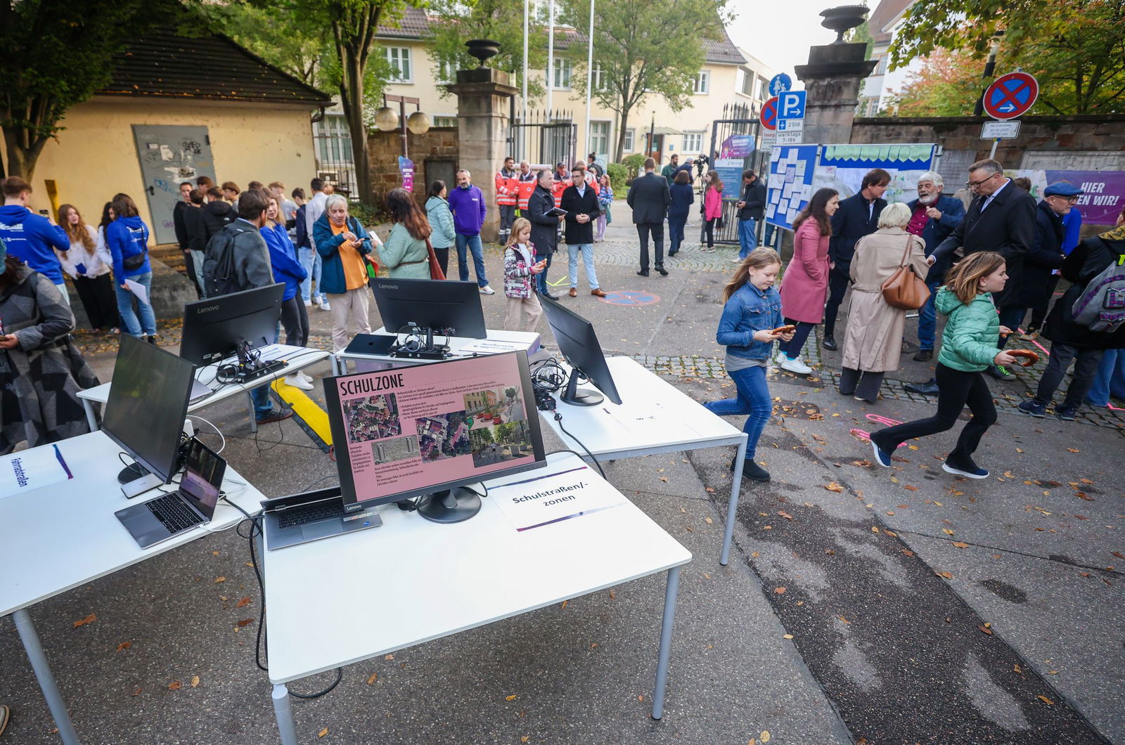 In einer Schulzone wird eine Straße dauerhaft für den Verkehr gesperrt.