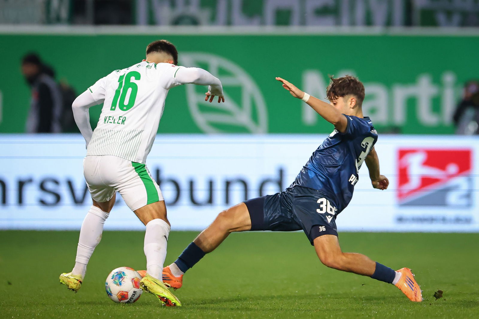 Die Karlsruher, hier Rafael Pinto Pedrosa (r) gegen Aaron Keller, waren auch zweikampfstärker. 