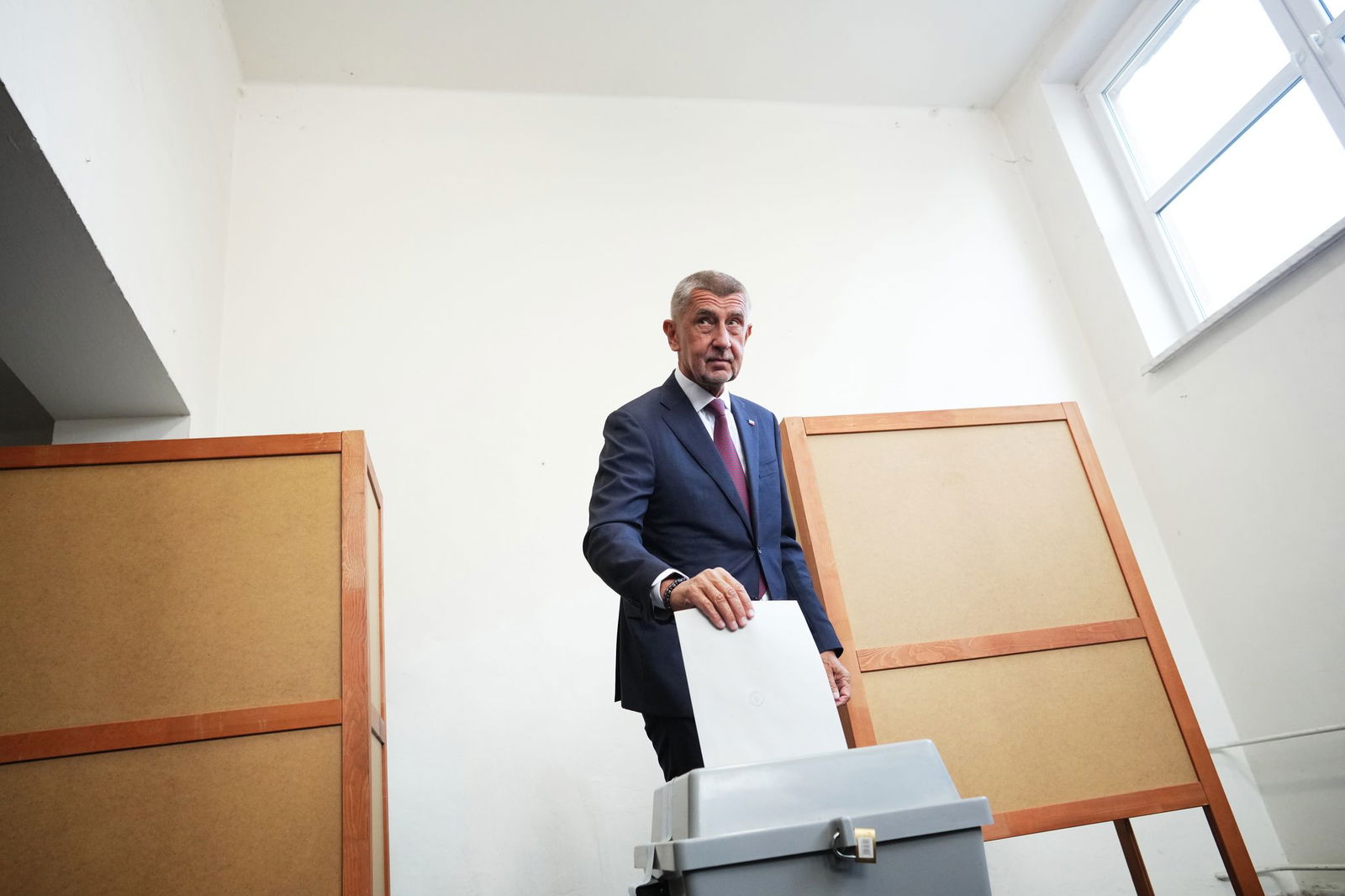 Der Vorsitzende der Oppositionspartei ANO, Andrej Babis, gibt in einem Wahllokal in Ostrava seine Stimme für die Parlamentswahlen ab. (Archivbild)