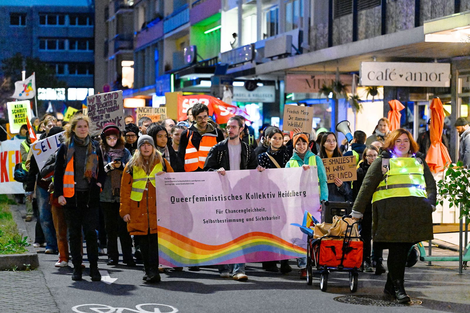 Hunderte Demonstranten gingen auf die Straße.