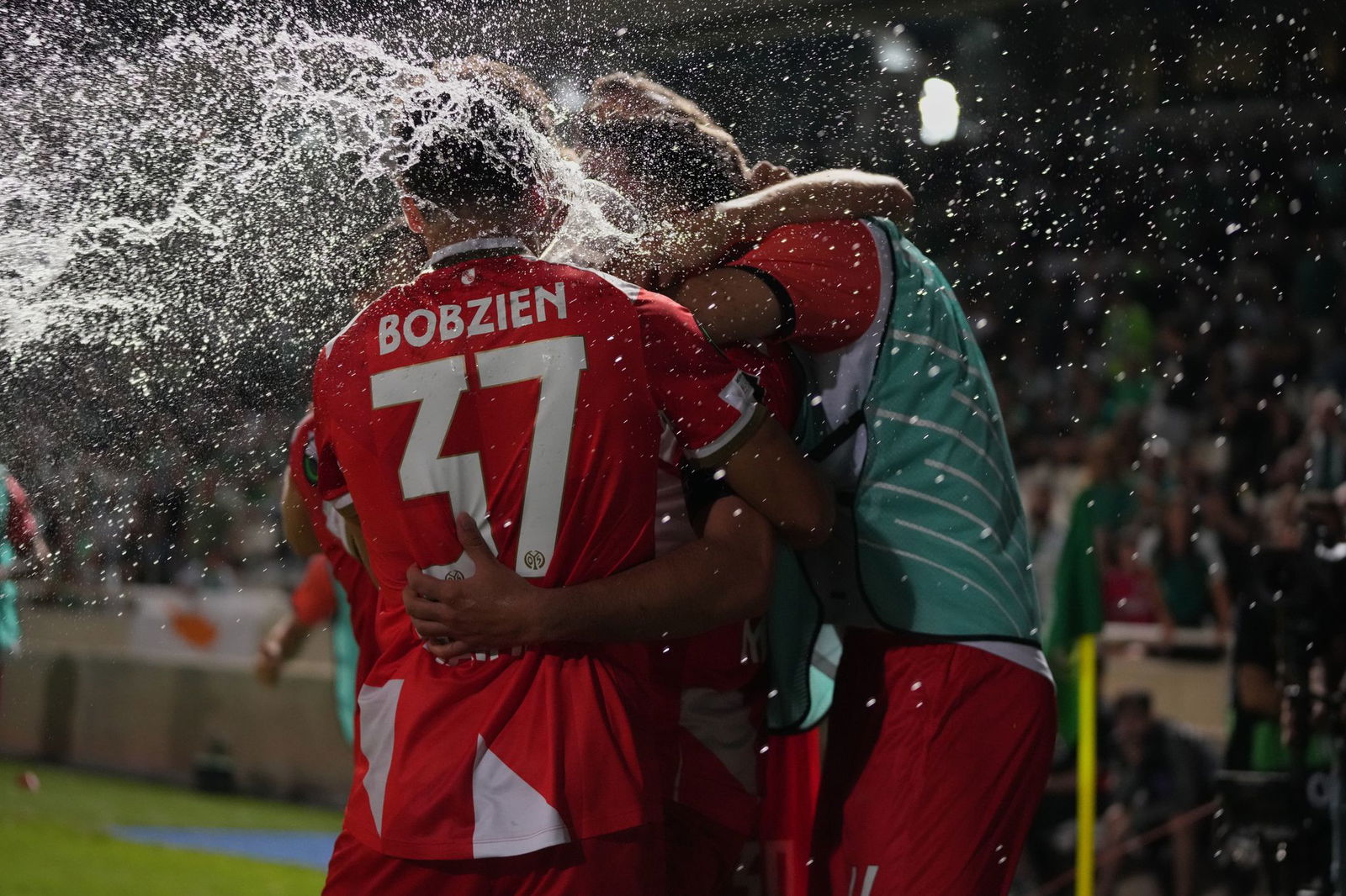 Beim Jubel der Mainzer über das 1:0 gegen Omonia Nikosia warfen Fans der Gastgeber Becher Richtung FSV-Profis.