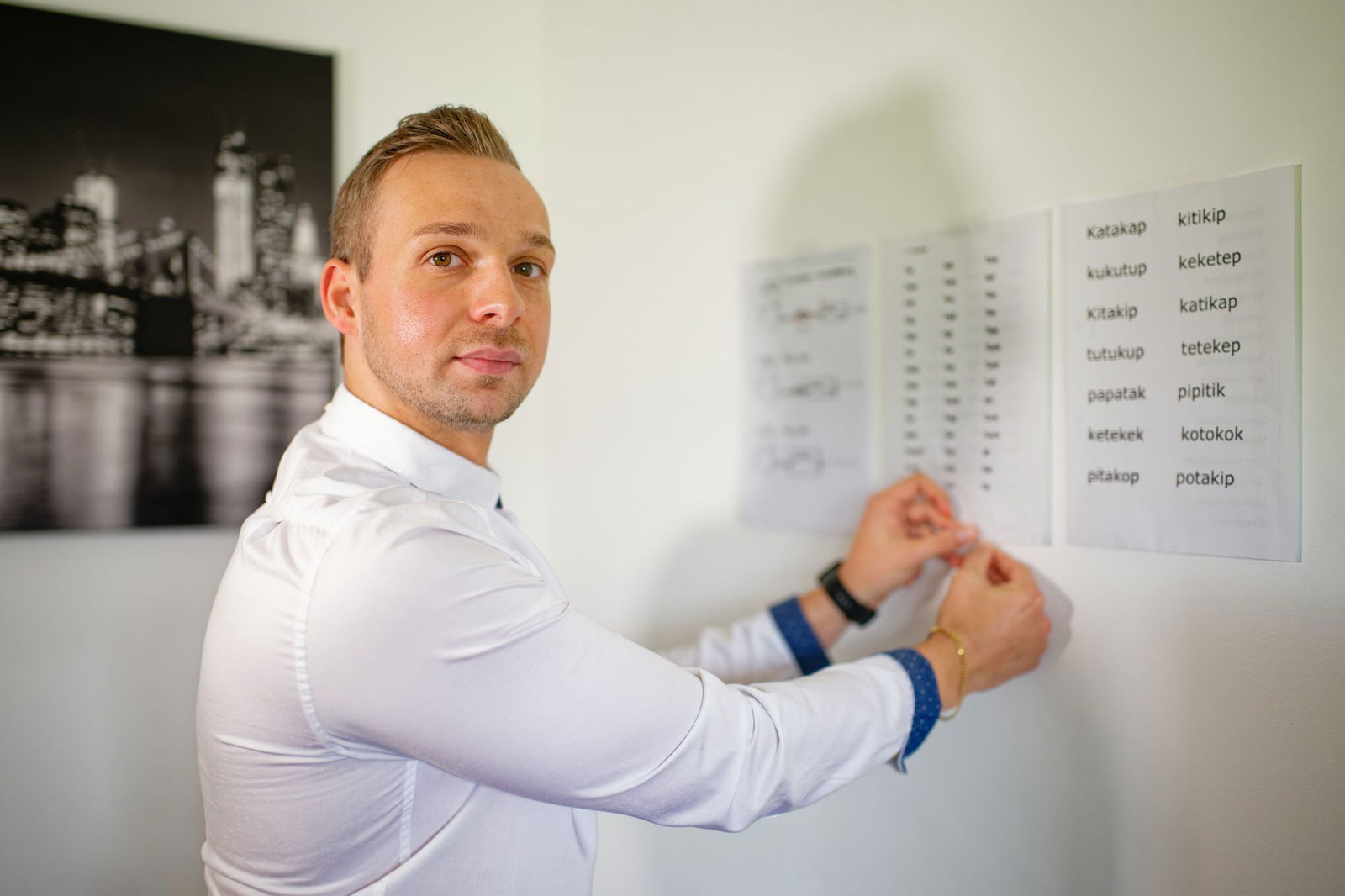 Er rät anderen stotternden Menschen, sich nicht zu verstecken und sich mit anderen Betroffenen zu vernetzen.