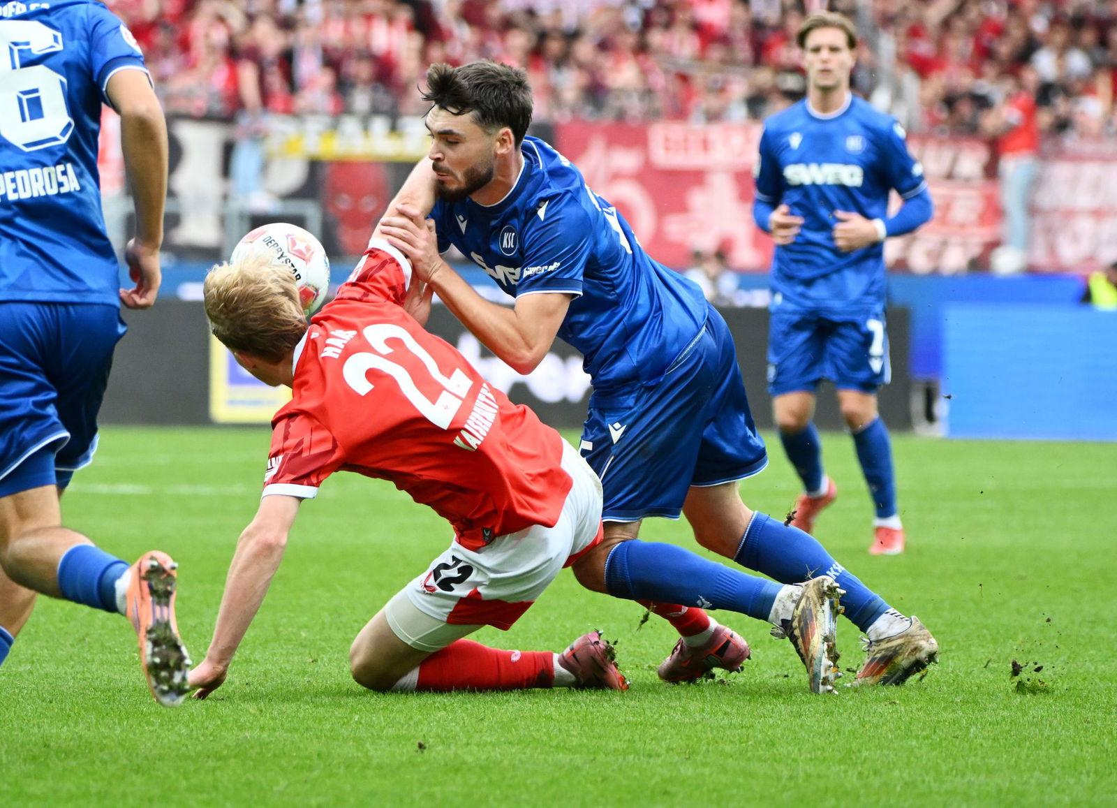 Im ausverkauften Karlsruher Stadion sahen die Fans ein intensives Südwest-Derby.
