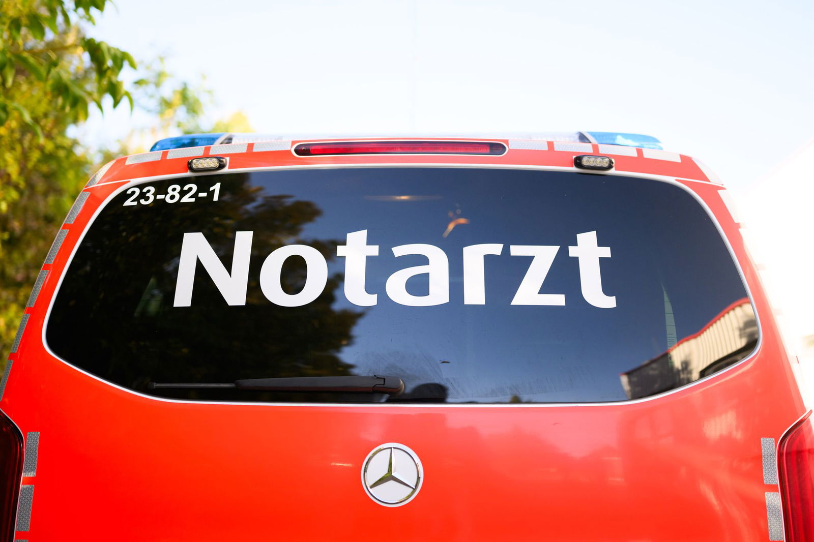 Ein Arbeiter hat sich bei einem Sturz in Ravensburg schwer verletzt. (Symbolbild)