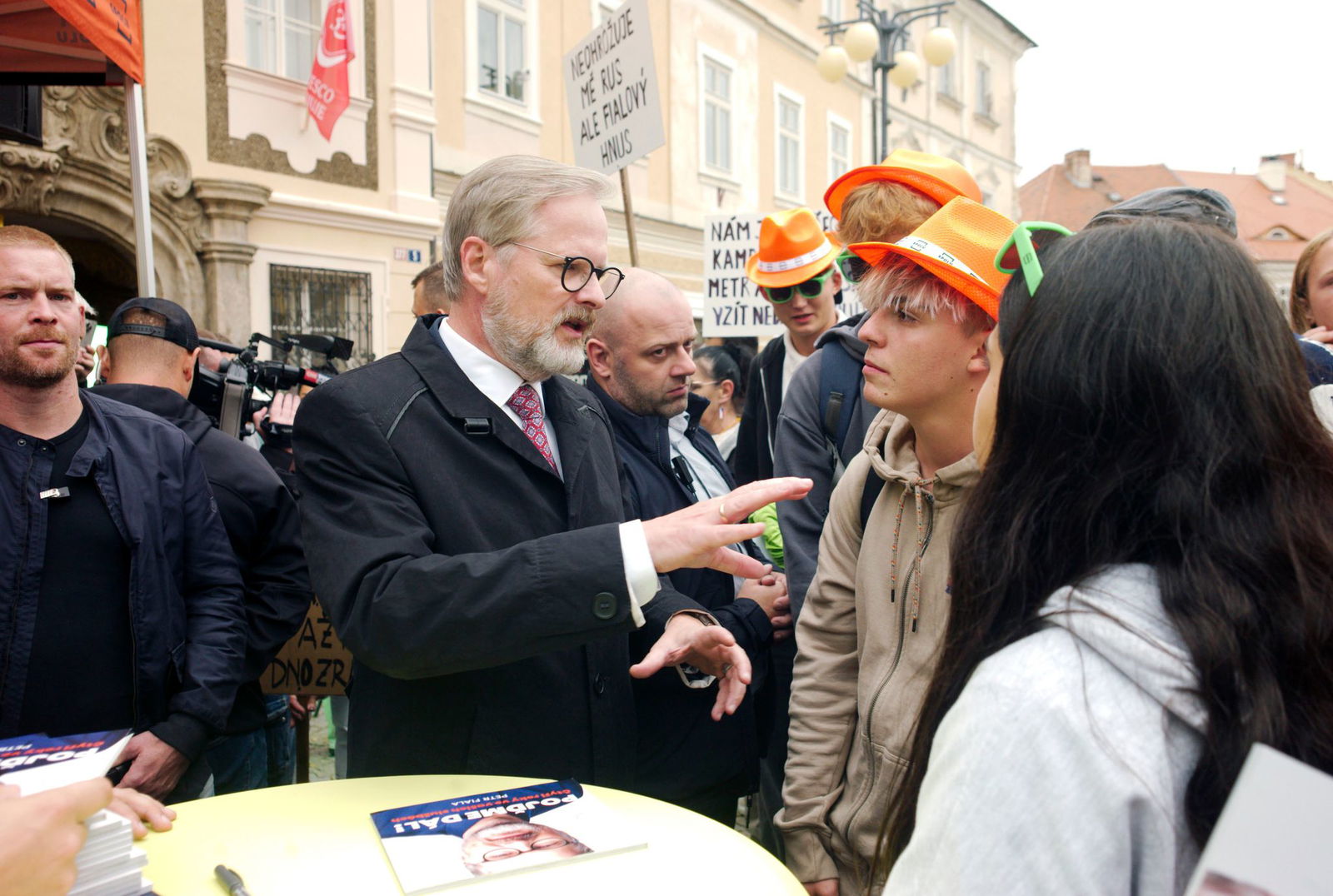 Der tschechische Regierungschef Petr Fiala wirbt bei einem Wahlkampfauftritt in der Unesco-Welterbestadt Kutna Hora, rund 60 Kilometer östlich von Prag, um Stimmen. (Archivbild)