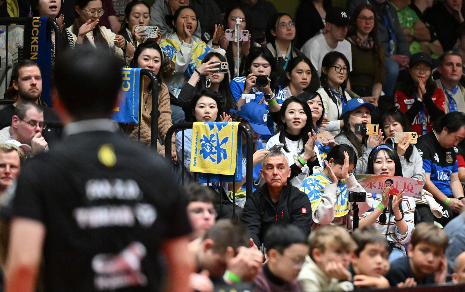 Tischtennis-Star Fan Zhendong vom 1. FC Saarbrücken und seine chinesischen Fans.