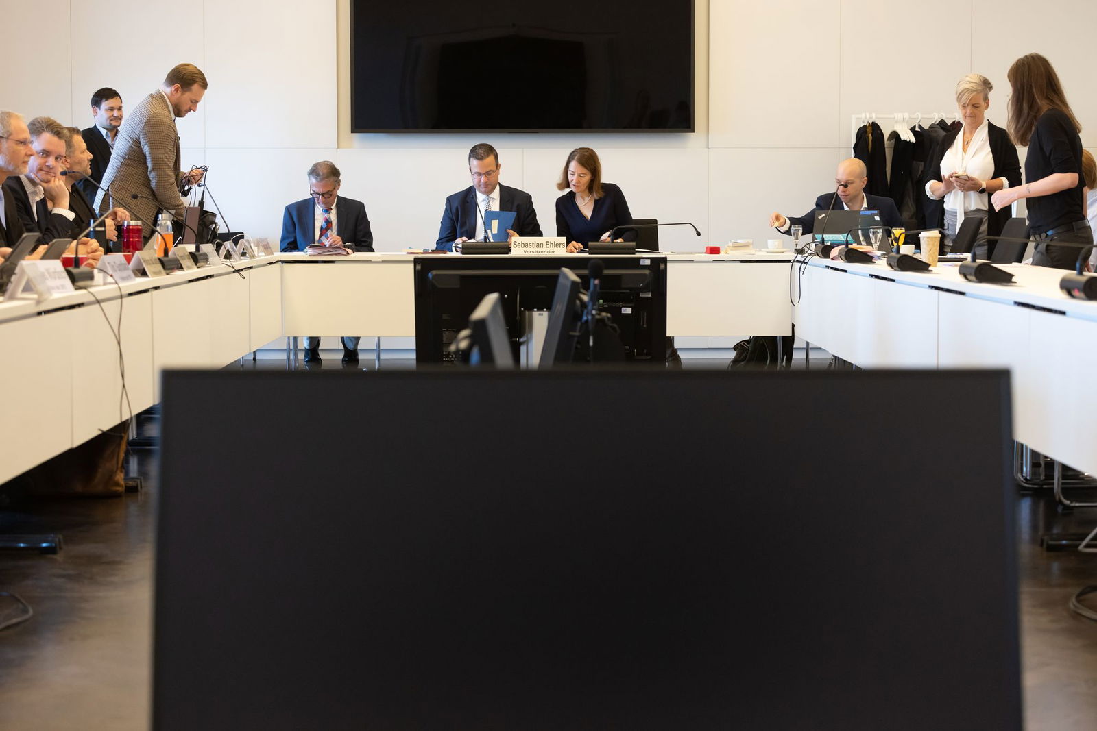 Der 81-jährige Schröder wurde aus Rücksicht auf seinen Gesundheitszustand für die Zeugenvernehmung aus seinem Büro in Hannover zugeschaltet. 