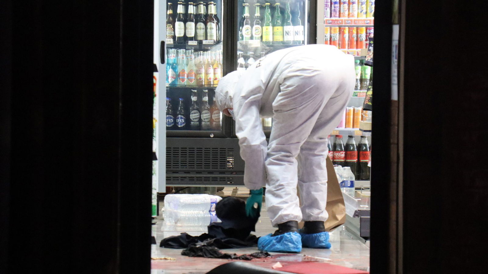Spurensicherung am Tatort in Mannheim. Bei einer Gewalttat in einem Kiosk in der Mannheimer Innenstadt ist ein Mann schwer verletzt worden.