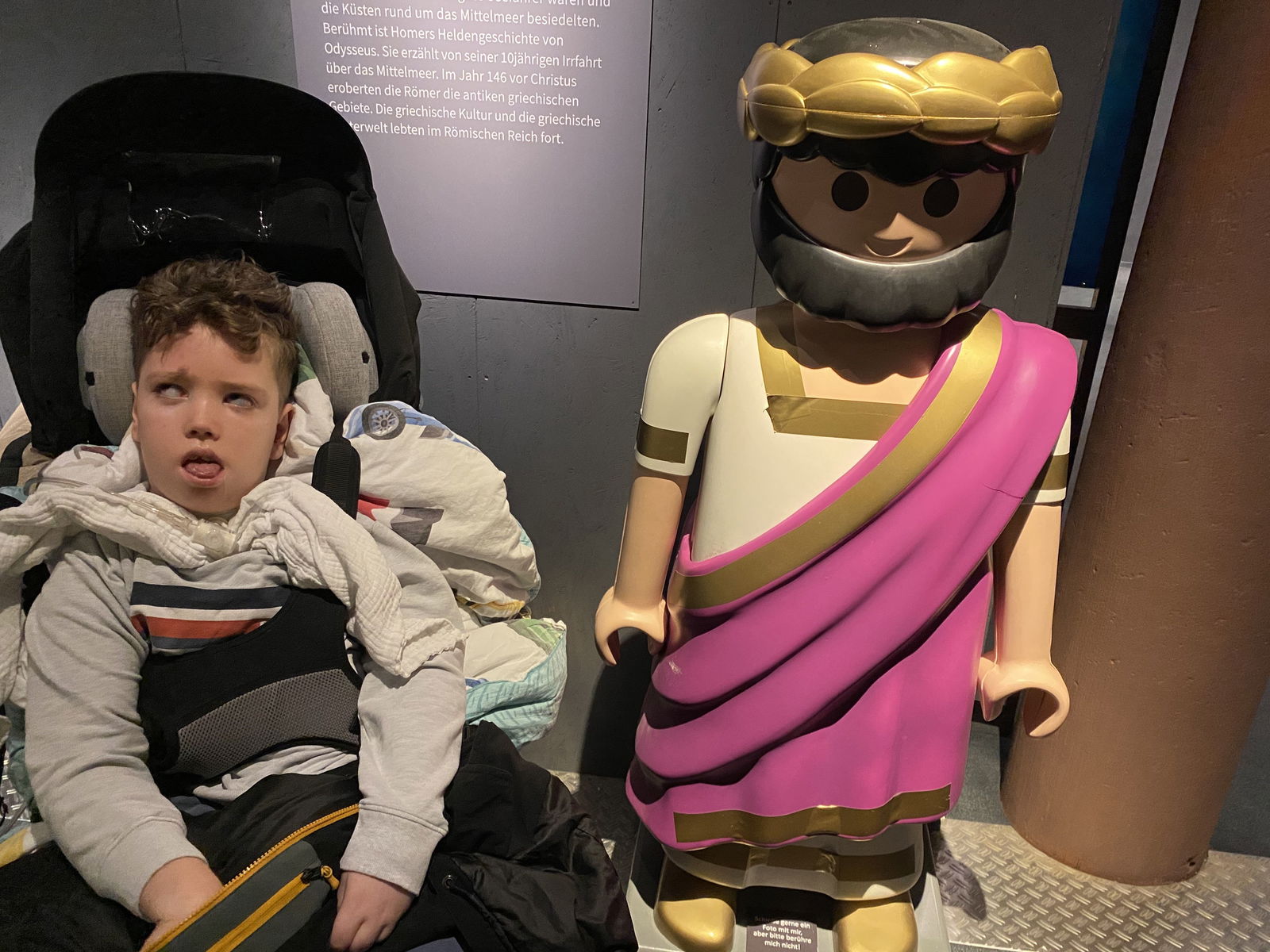 KuR Kaio neben Playmobil-Figur