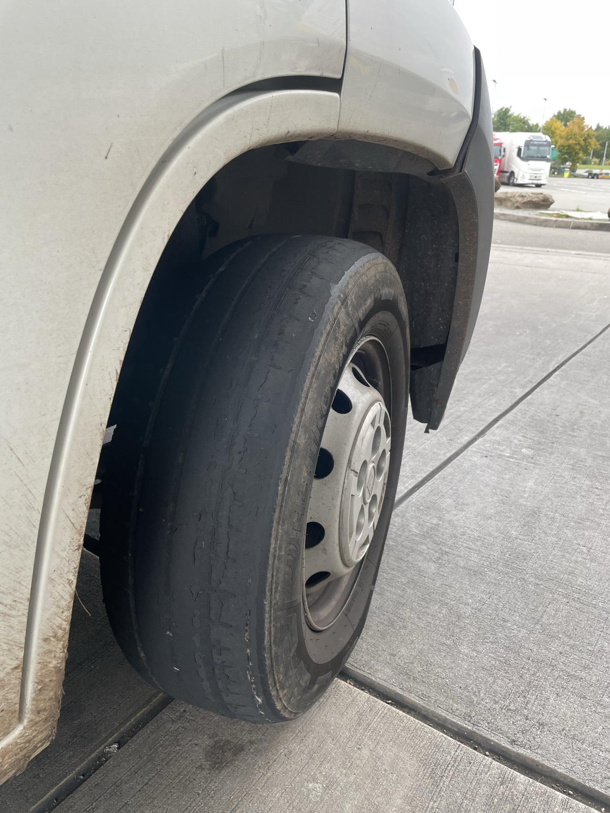 Abgefahrene Reifen eines Kastenwagens