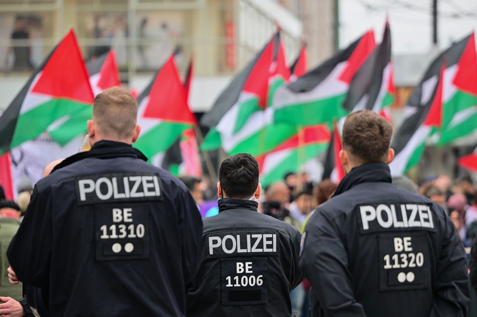Propalästinensische Demonstranten kritisieren vielfach, dass in Deutschland ihre Meinungsfreiheit eingeschränkt sei, weil immer wieder Demonstrationen aufgelöst würden- (Archivbild) 