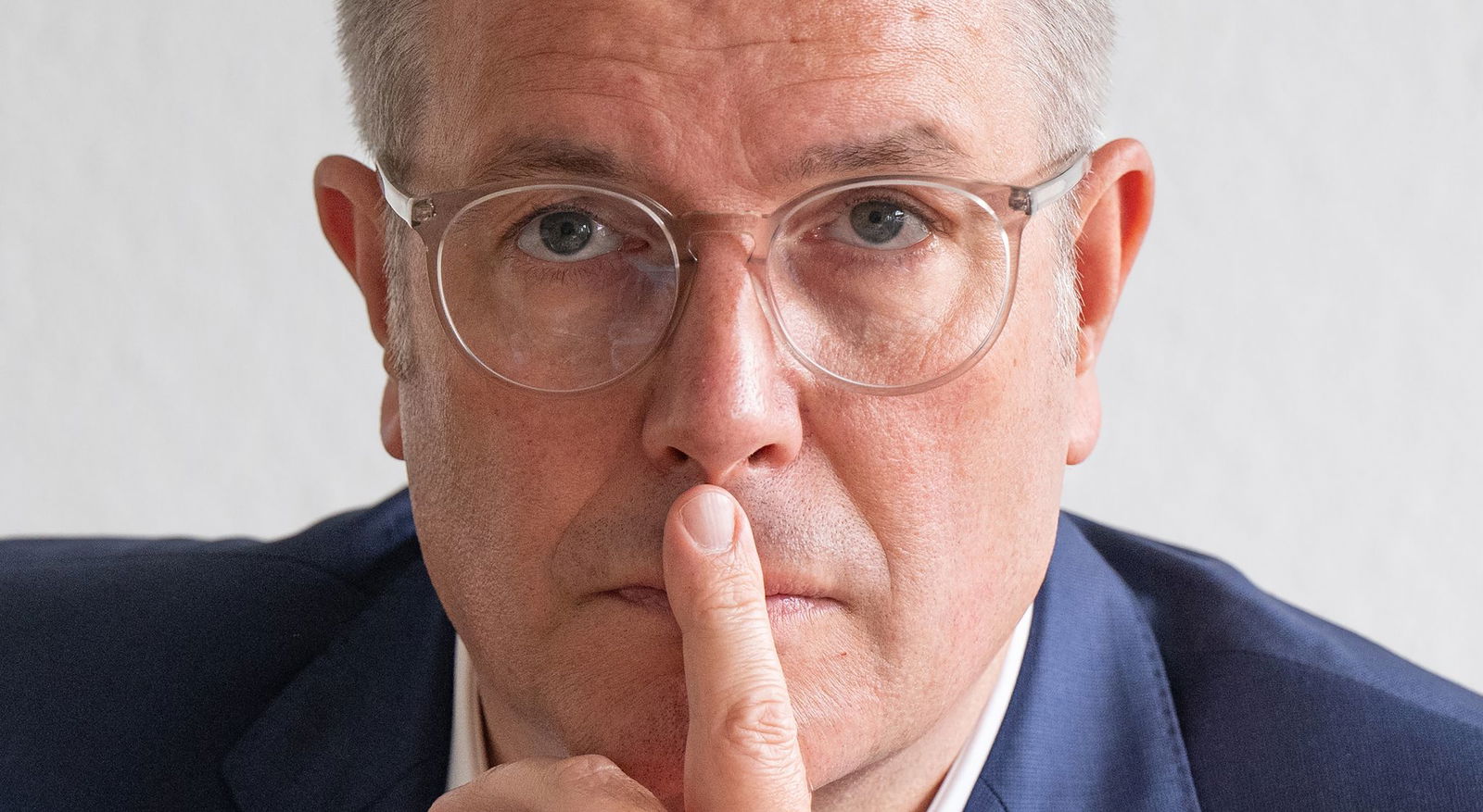 Ministerpräsident Alexander Schweitzer (SPD) hat auf seiner US-Reise extra Wein aus Kallstadt mitgenommen. Aus dem Dorf in der Pfalz stammen die Großeltern von US-Präsident Donald Trump. (Archivbild)