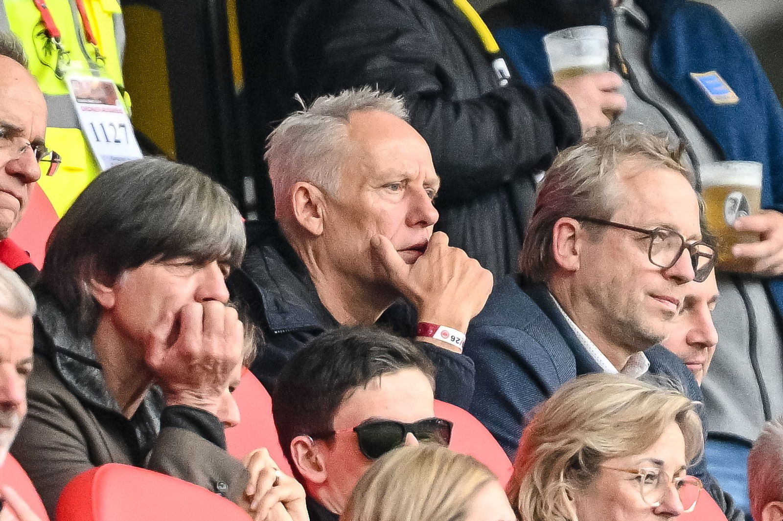 Auch die Trainer-Legenden Joachim Löw (l.) und Christian Streich (M.) waren im Stadion.
