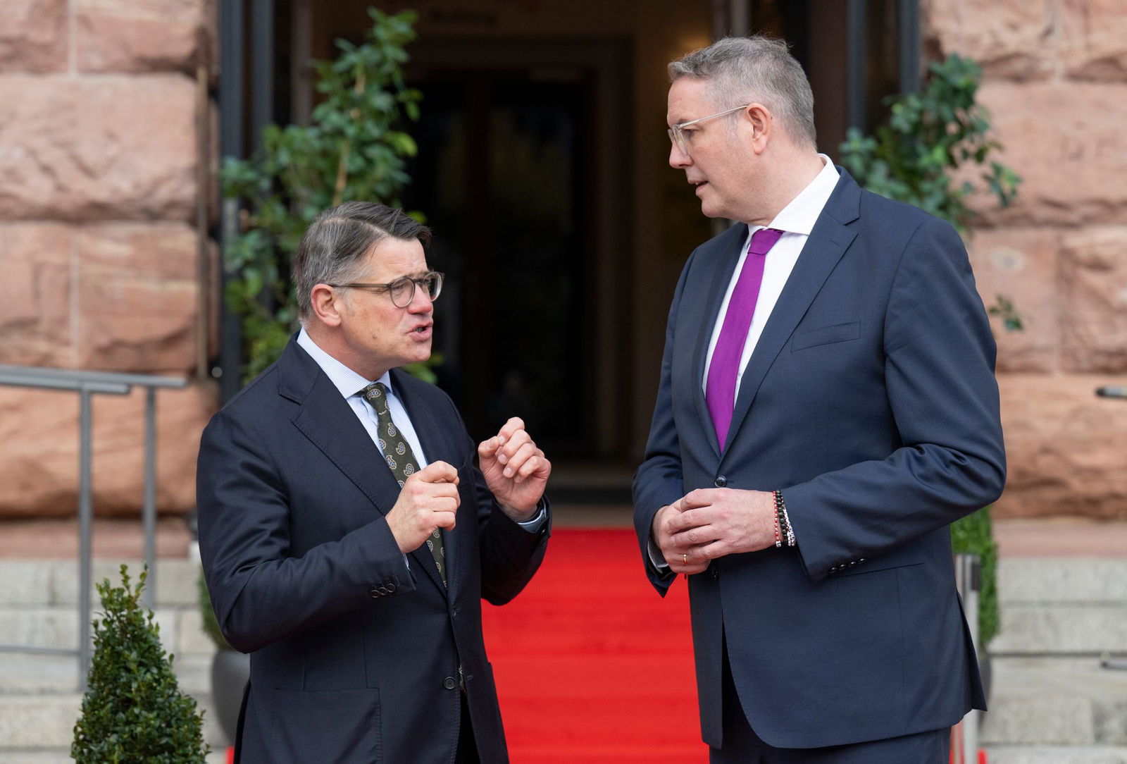 Nach Einschätzung von Rhein (links, mit dem rheinland-pfälzischen Ministerpräsidenten Alexander Schweitzer, SPD) baut Bundesfinanzminister Klingbeil ein Drohpotenzial auf. 